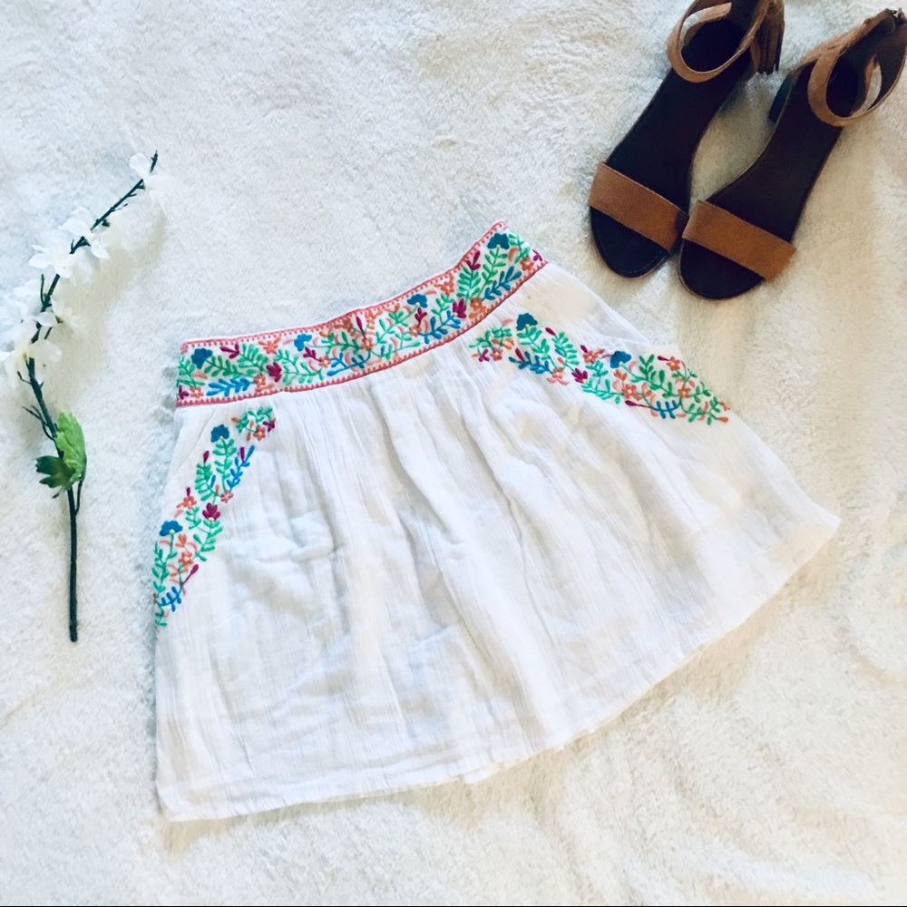 $5 W/ BUNDLE White Floral Embroidered Skirt